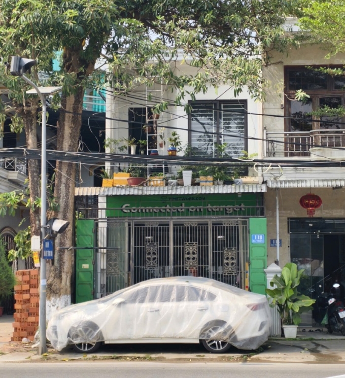 Căn nhà 118 Bà Triệu, phía trước có ôtô trắng. Ảnh: Phạm Linh