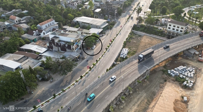 Căn nhà 118 Bà Triệu (gần trụ điện và cây, có ôtô trắng phía trước) ở gần công viên Ba Tơ, trung tâm đô thị Quảng Ngãi. Ảnh: Phạm Linh
