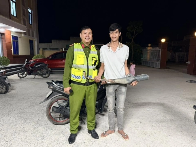 Một thanh niên tại địa bàn phường Ba Ngòi giao nộp pô độ cho công an, đổi 10 kg gạo. Ảnh: Công an phường Ba Ngòi