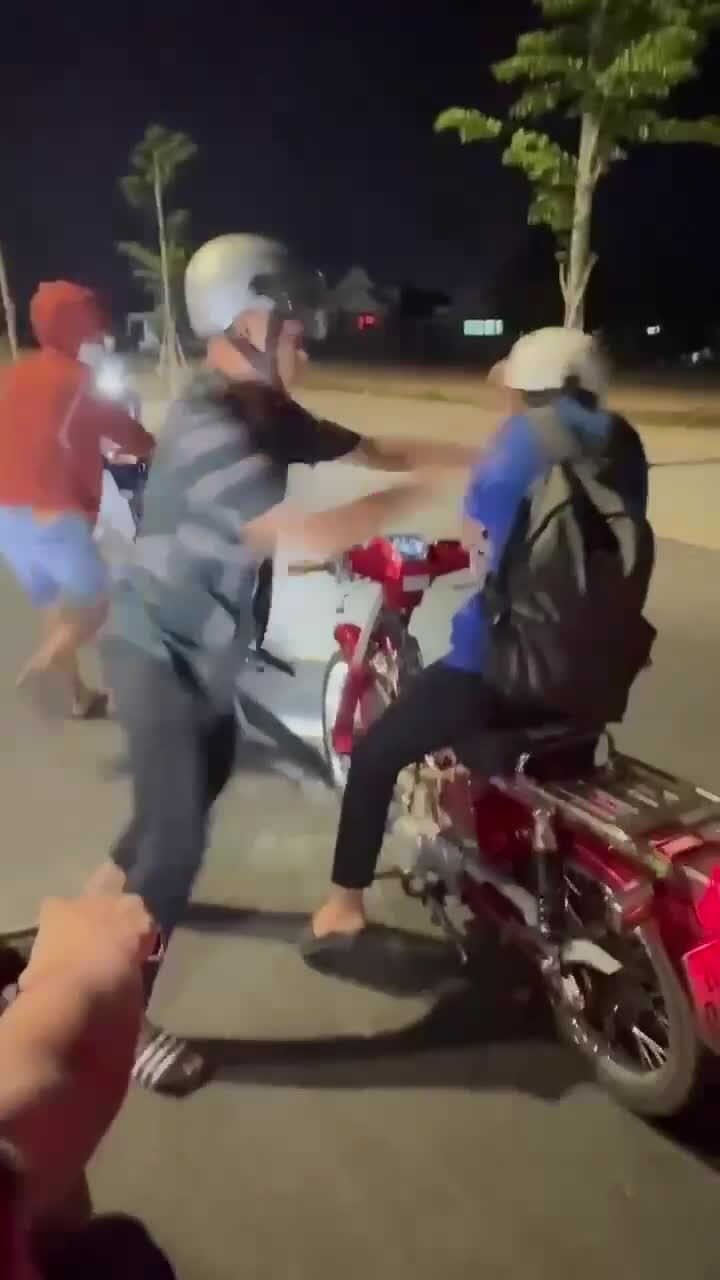 Hai thiếu niên đánh nam sinh vì tiếng nẹt pô