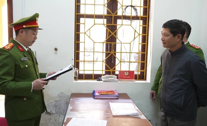 Công an tống đạt quyết định khởi tố Vũ Công Hằng. Ảnh: Công an cung cấp