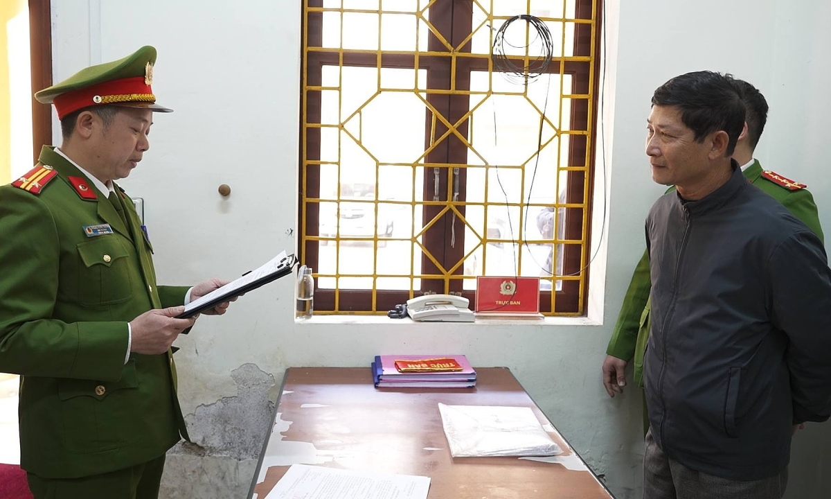 Người đàn ông xúc phạm danh dự cán bộ công an, VKS suốt 5 năm