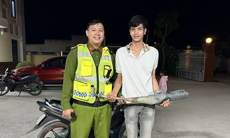 Đổi pô xe ‘độ chế’ lấy gạo từ công an